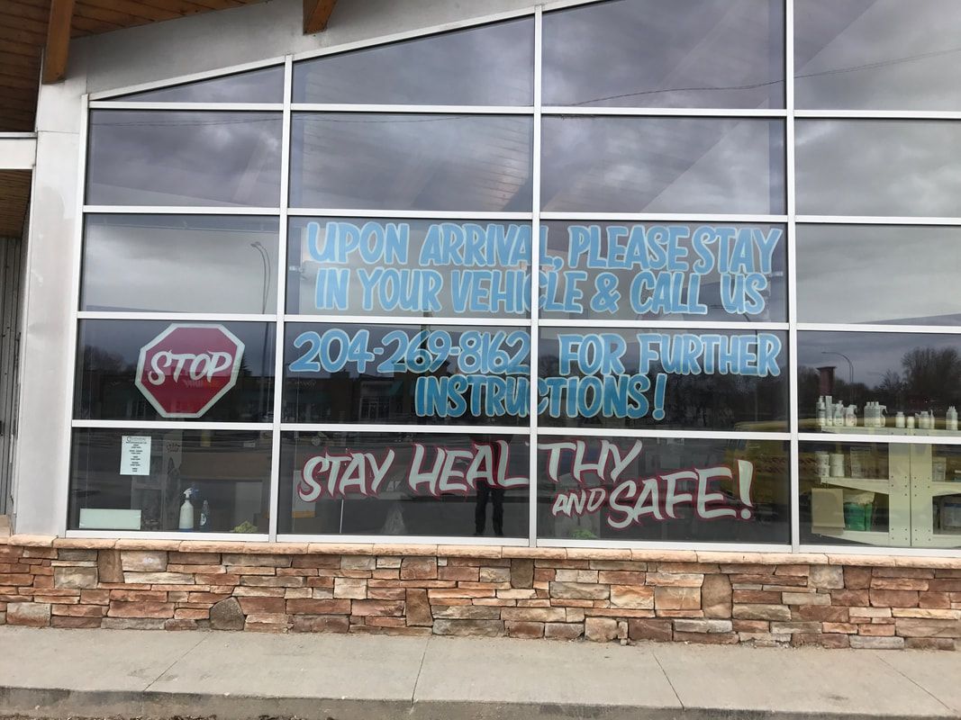 A building with a sign on the window that says `` stay healthy and safe ''.