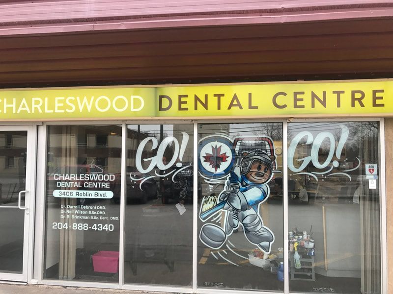 The front of a dental centre with a sign that says go ! go ! go !