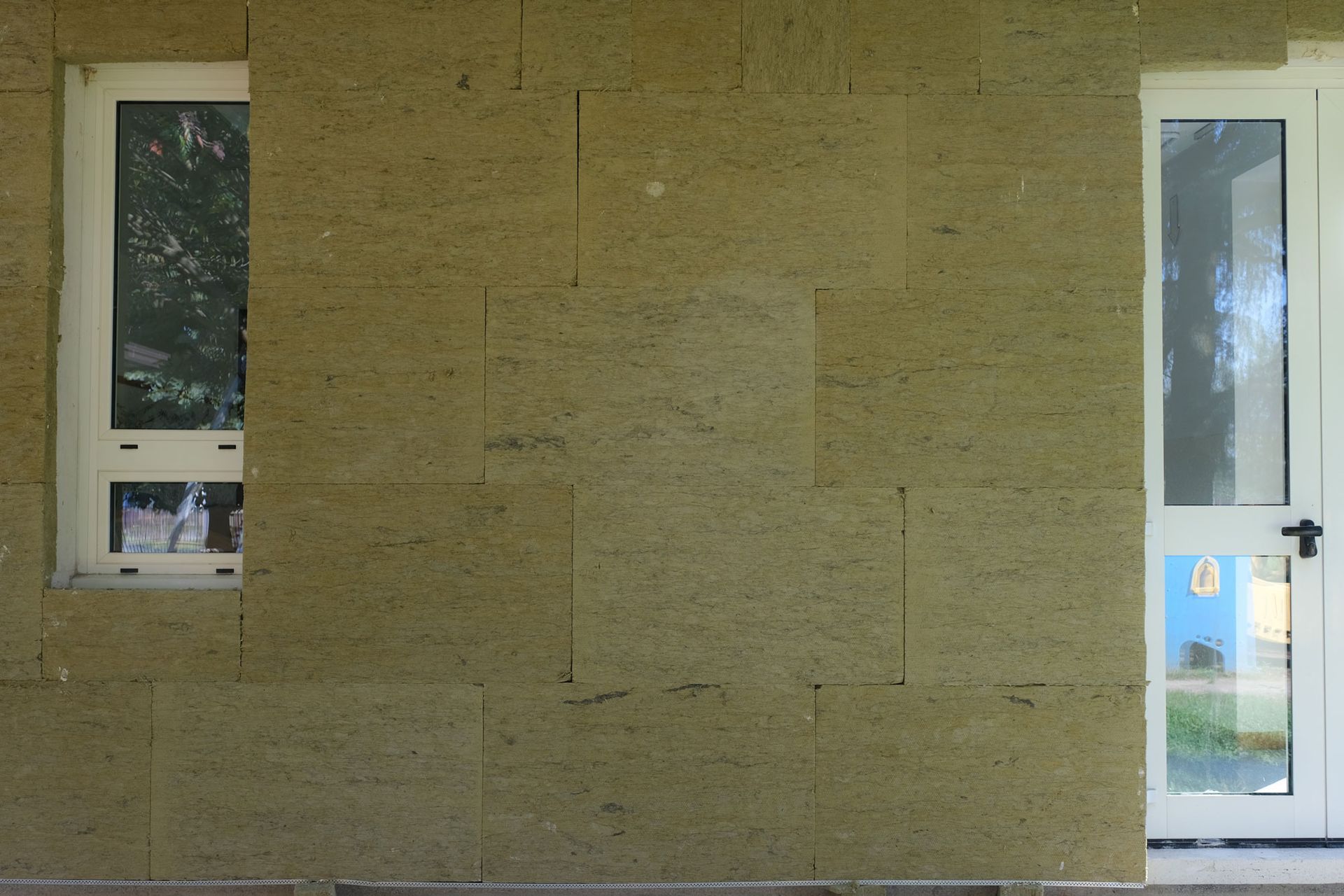 pannelli coinbentati sulla pareta di una scuola