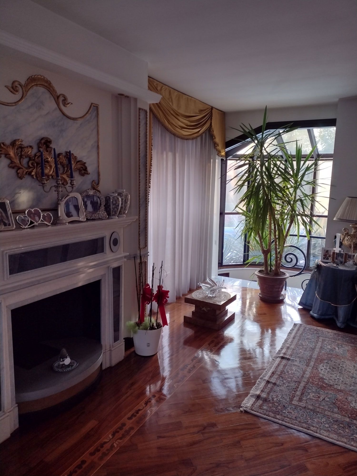 pulizie in un soggiorno di una villa