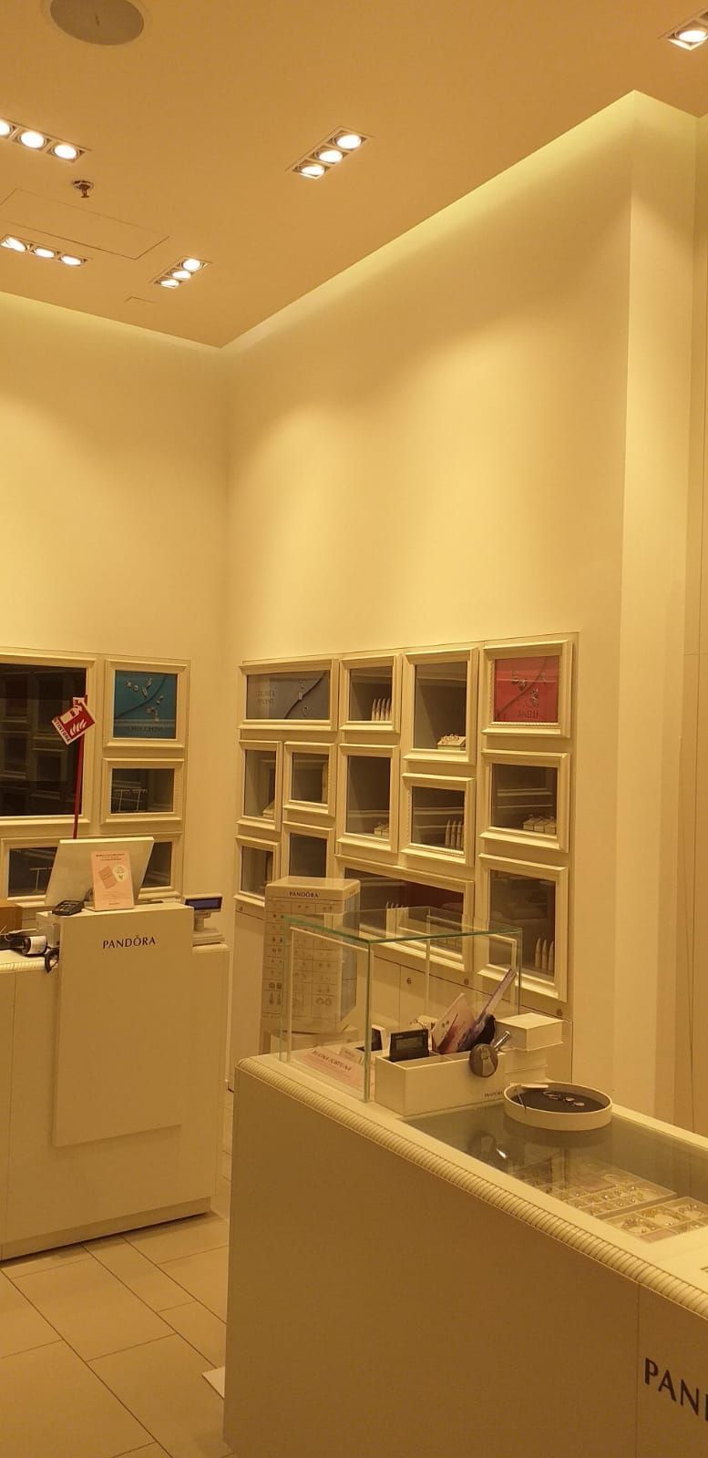 lavori di edilizia in uno store pandora