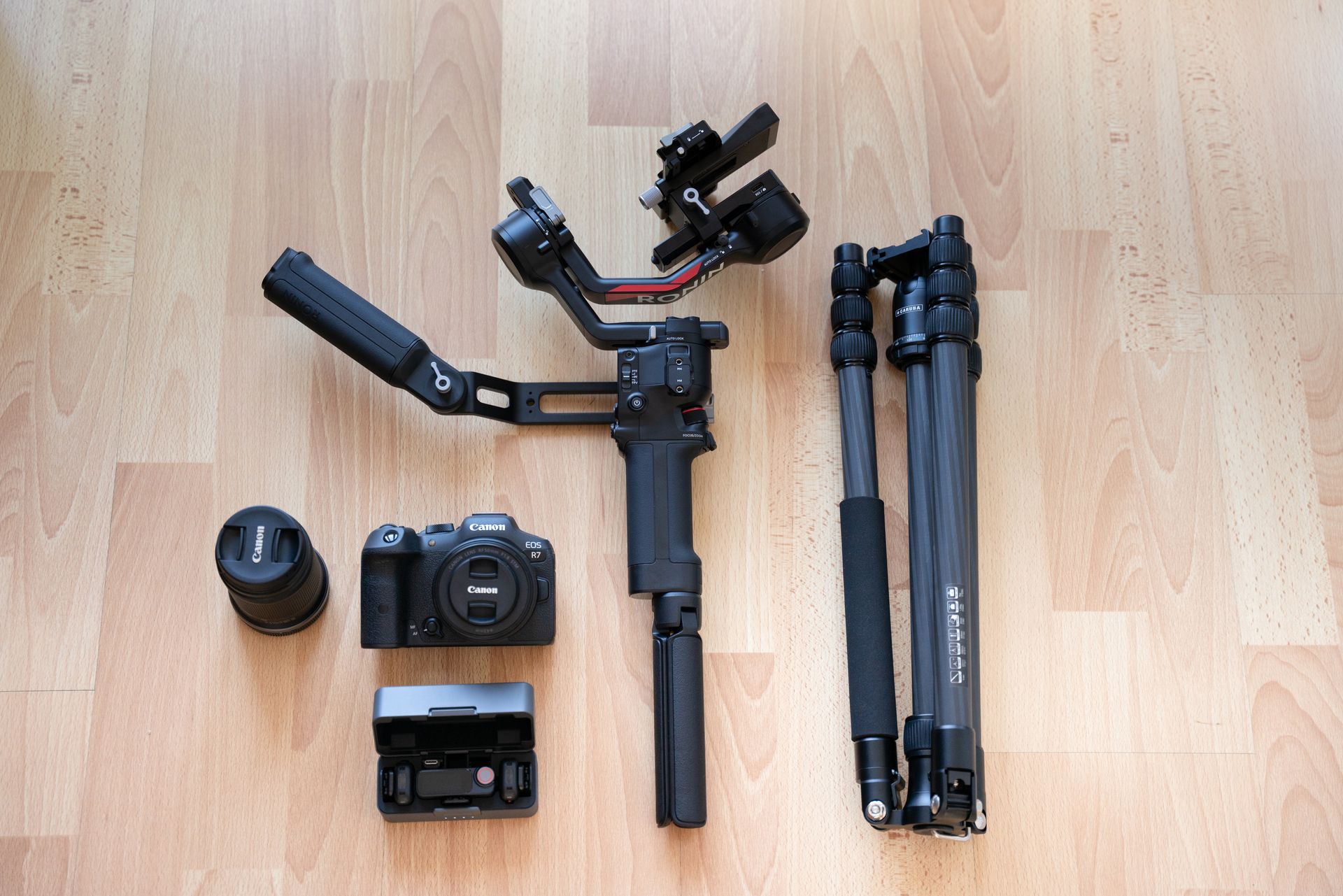 Social media expert die bezig is content te creëren