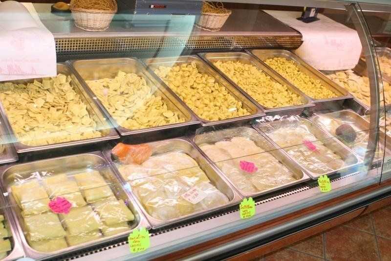 Espositore delle paste fresche all'interno del negozio