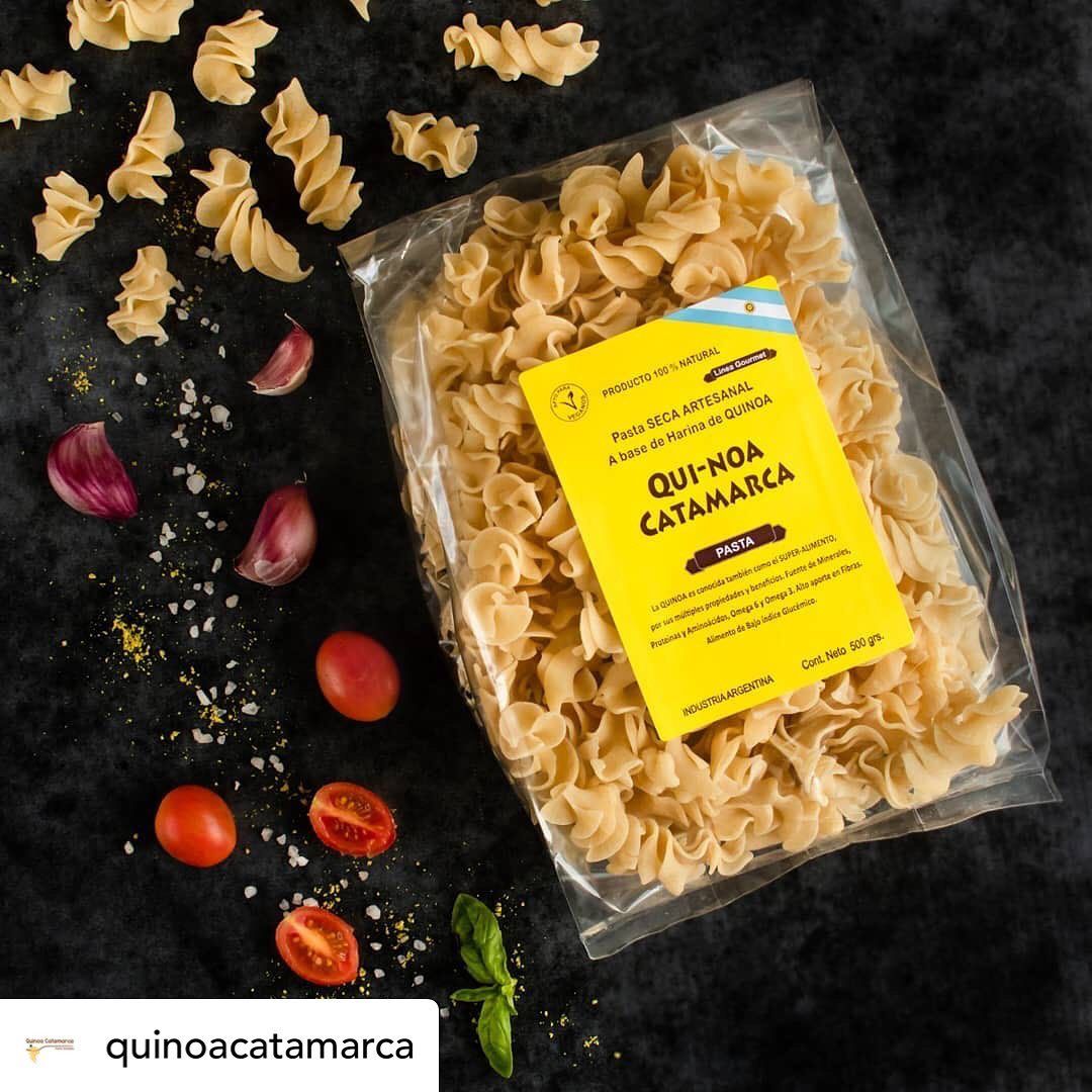 Bolsa de pasta de quinoa con guarnición de tomate y ajo.