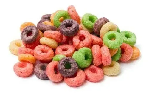 Trozos de cereal coloridos, en forma de anillo: rojo, verde, morado, naranja y amarillo, apilados juntos.