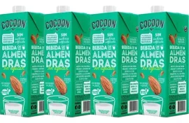 Cuatro cartones verdes de leche de almendras “COCOON”.
