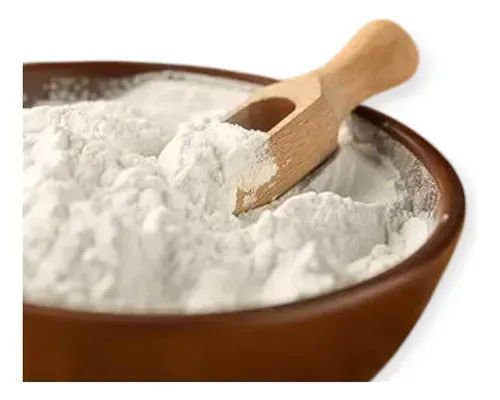 Cuenco de polvo blanco con cuchara de madera.