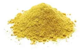 Polvo amarillo amontonado en un montón.