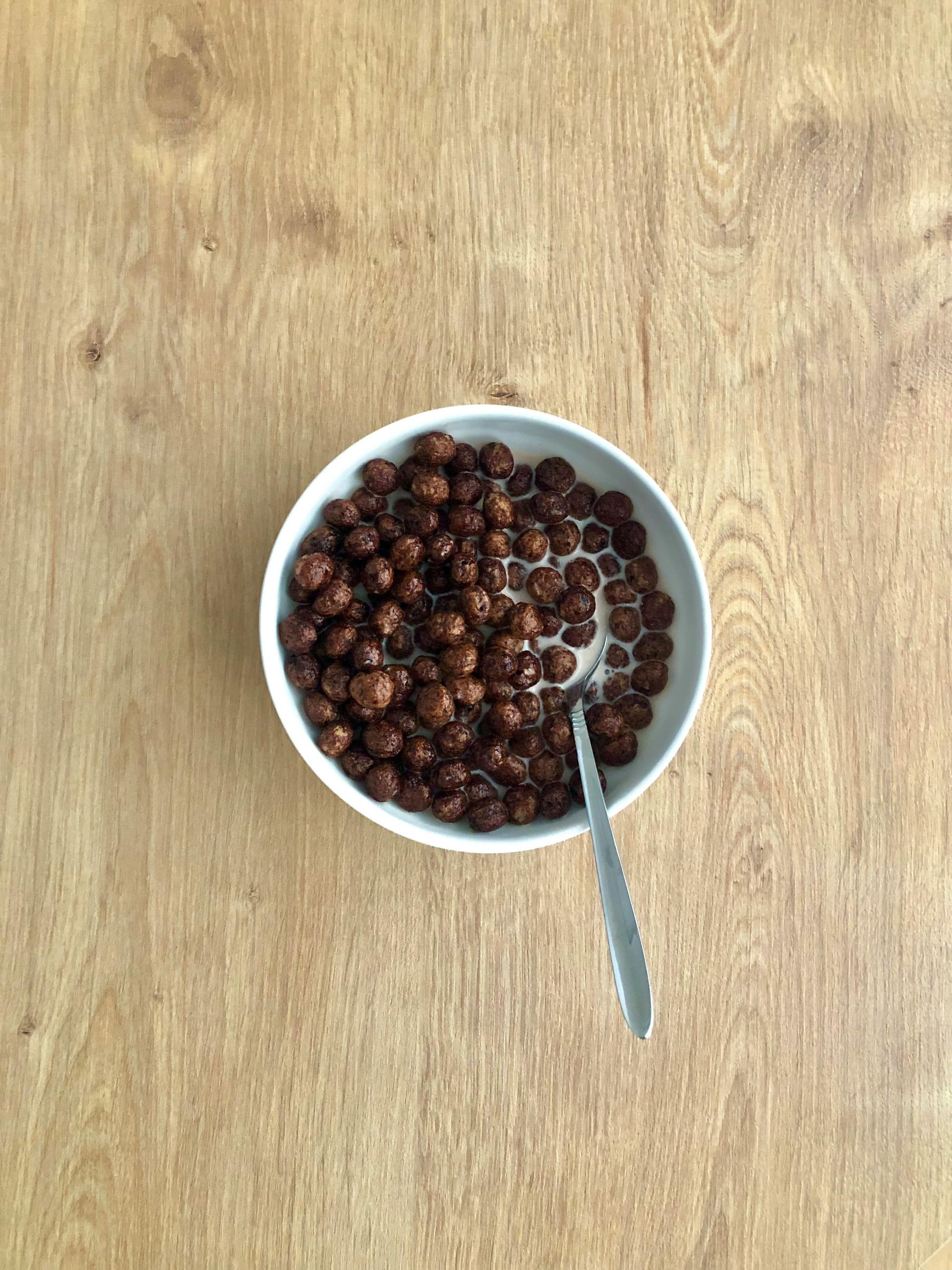 Tazón de bolas de cereal de chocolate.