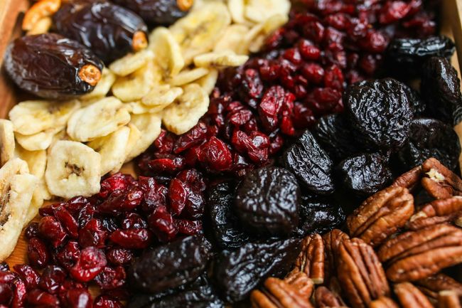Plato de frutos secos, legumbres y cereales: nueces, semillas de calabaza, frijoles, quinoa, cacahuetes y mucho más.