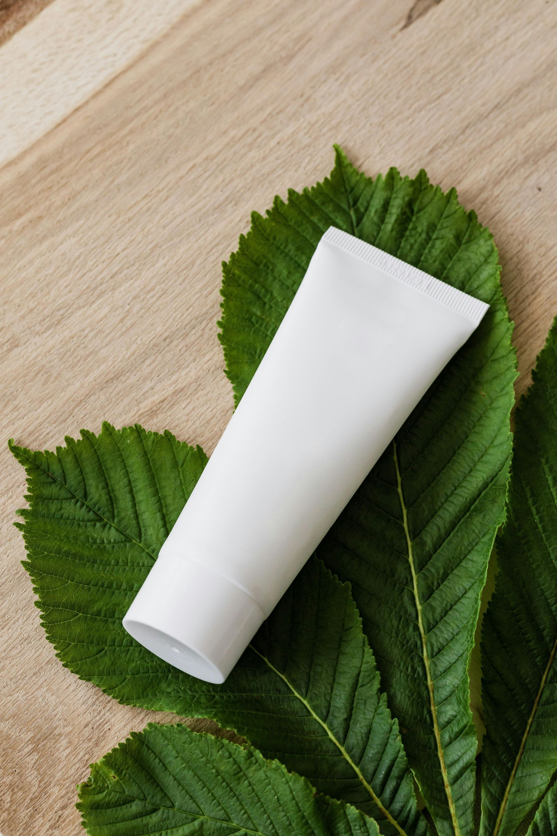 Tarro blanco de crema de masaje “Cannabis Flex”.