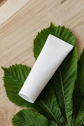 Tarro blanco de crema de masaje “Cannabis Flex”.