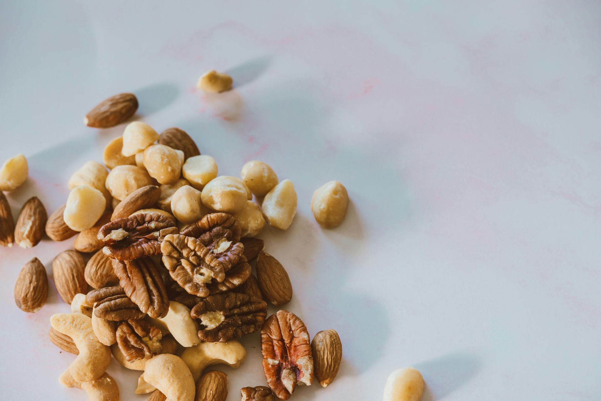 Plato de frutos secos, legumbres y cereales: nueces, semillas de calabaza, frijoles, quinoa, cacahuetes y mucho más.