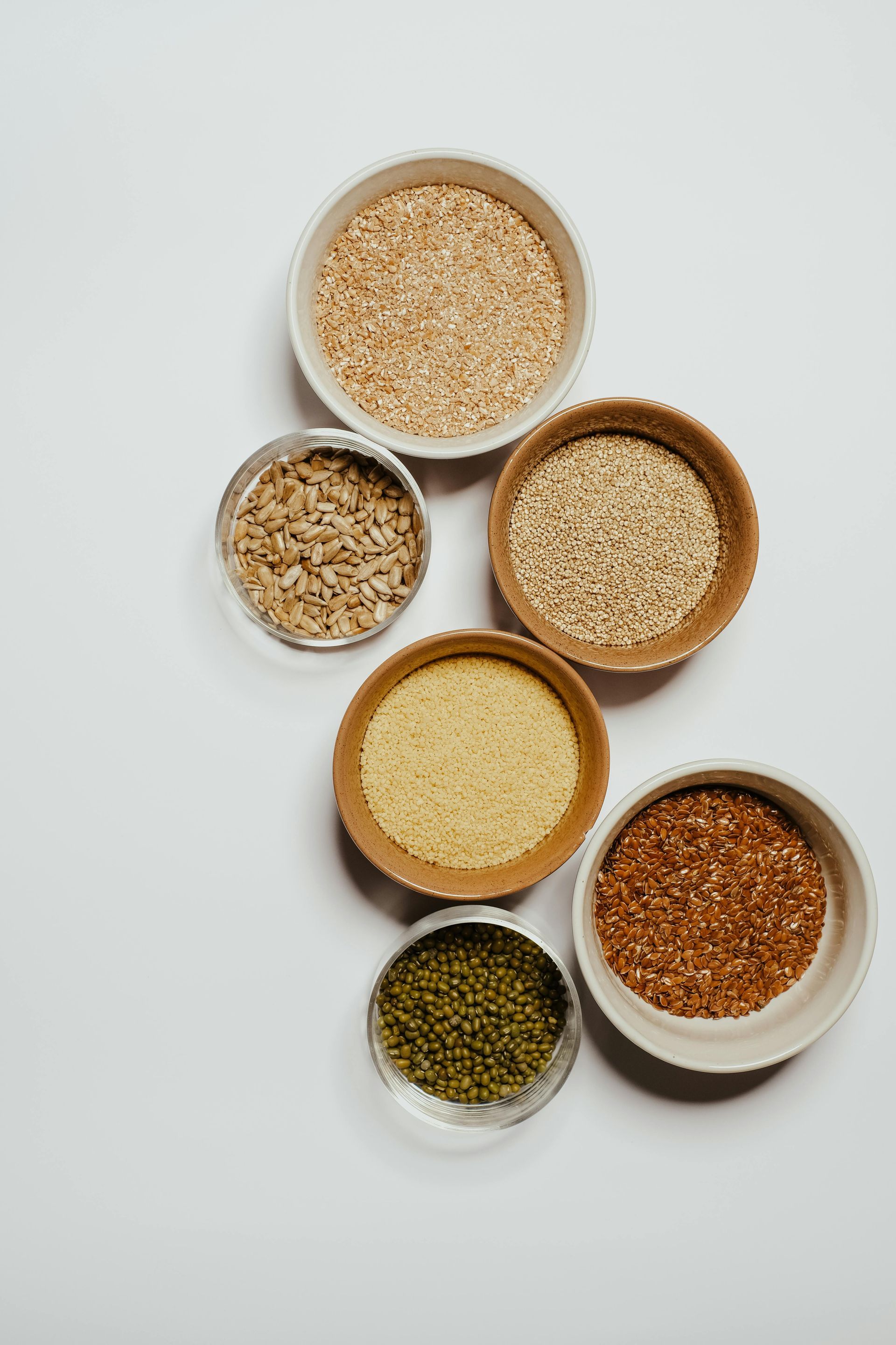Tomates secados al sol en un recipiente blanco; de color marrón rojizo, arrugados y brillantes.