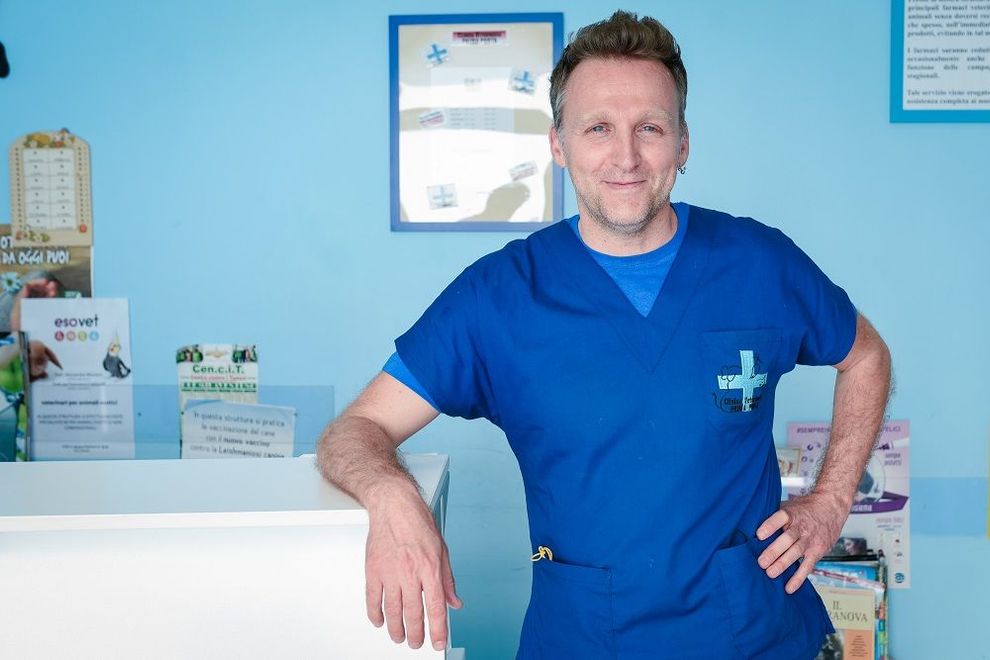 Personale medico in camice blu in piedi alla reception di una clinica