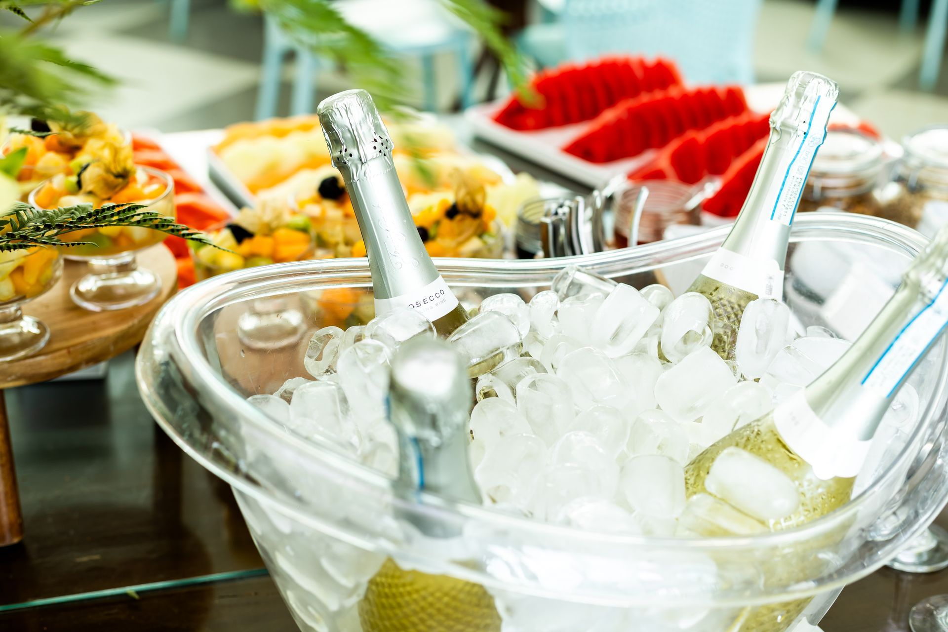 Espumantes gelados fazem parte do café da manhã servido no Kembali, ao lado de frutas e outras opções frescas.