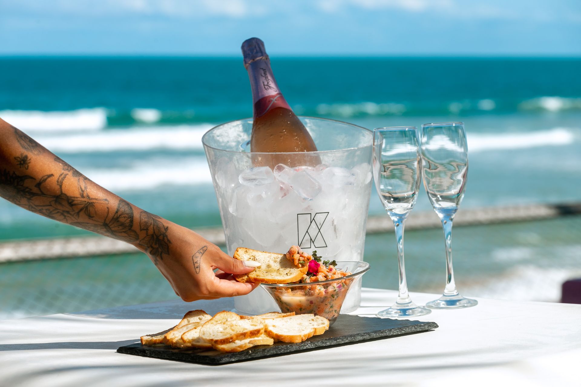 Bar e serviço de praia - Kembali Hotel