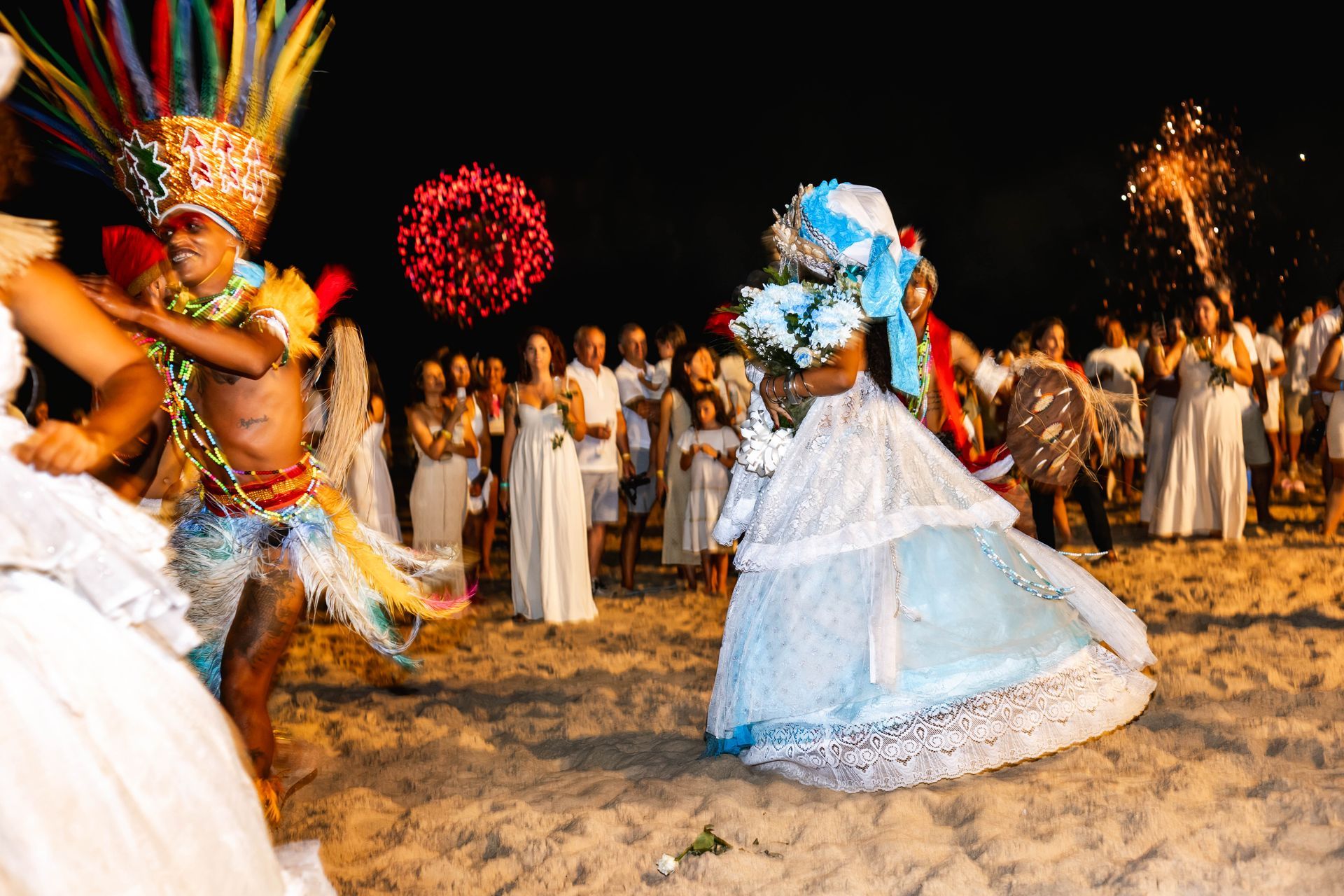 Apresentação cultural na praia marca a celebração do Réveillon em Porto de Galinhas com dança e tradição.