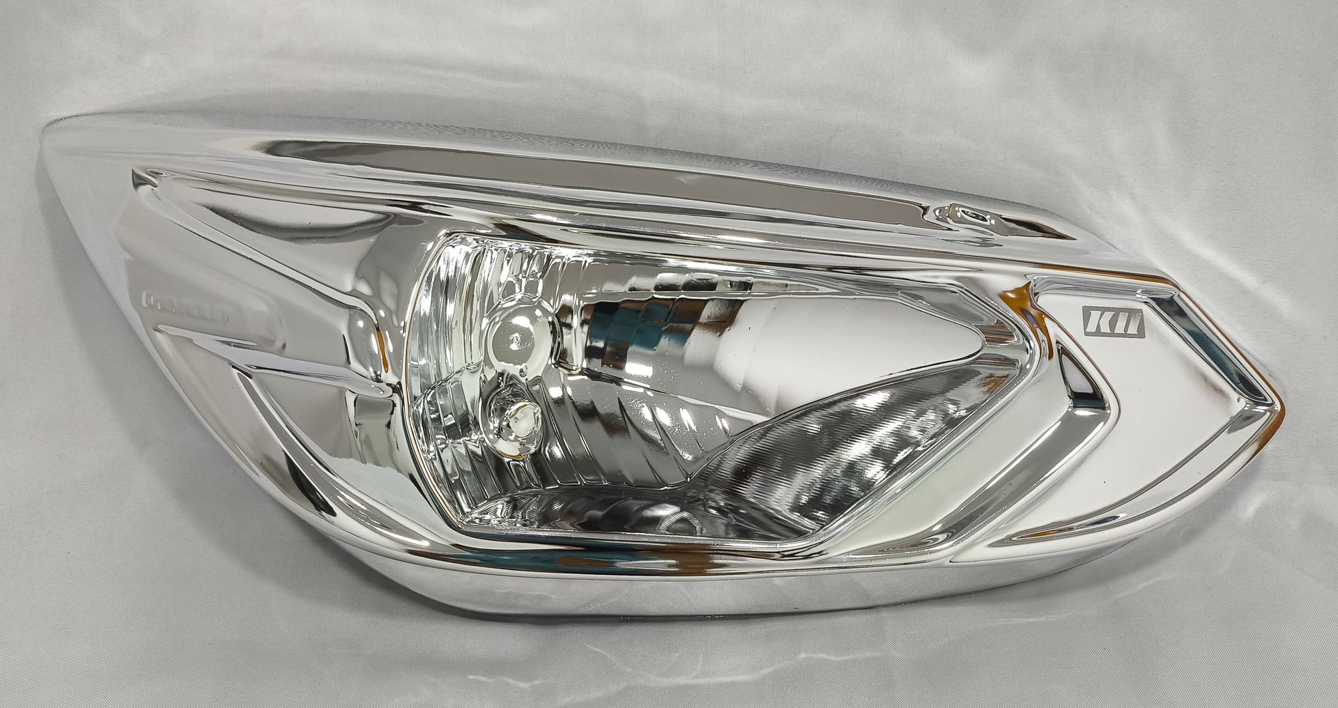 Faro delantero cromado brillante para coche.