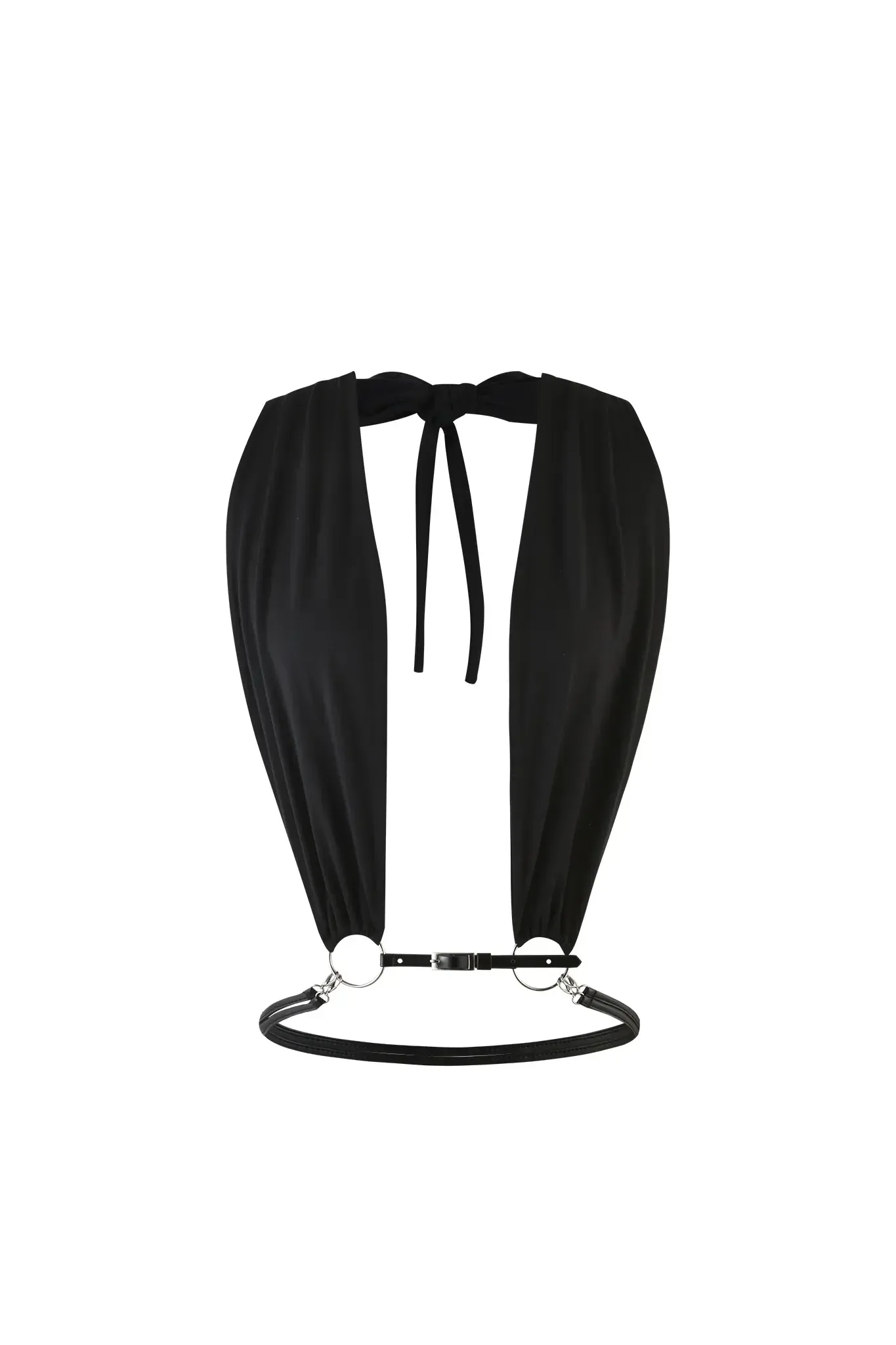 Mujer con top negro y pantalones con lentejuelas, manos en los bolsillos.