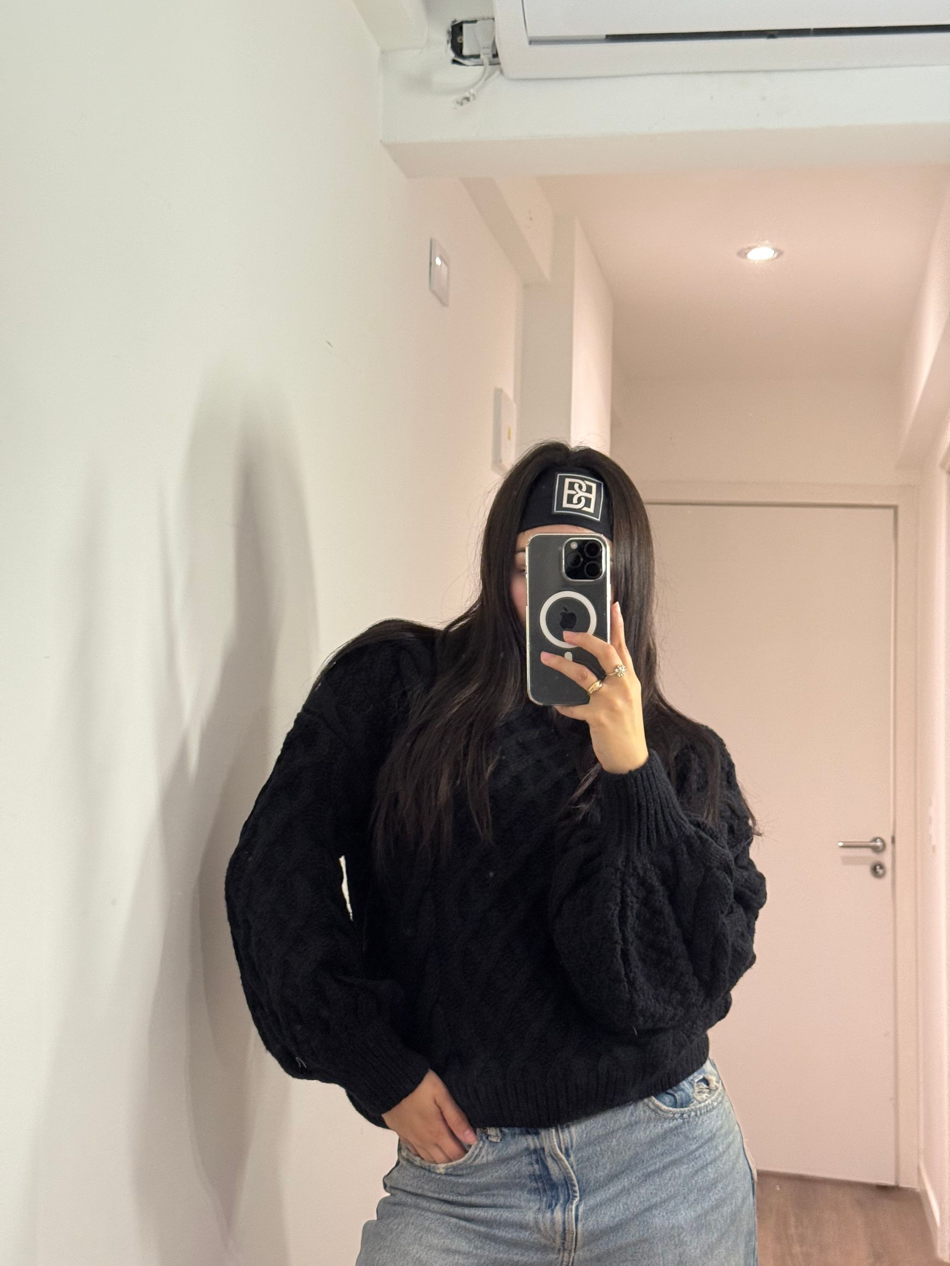 Suéter de punto negro con mangas abullonadas.