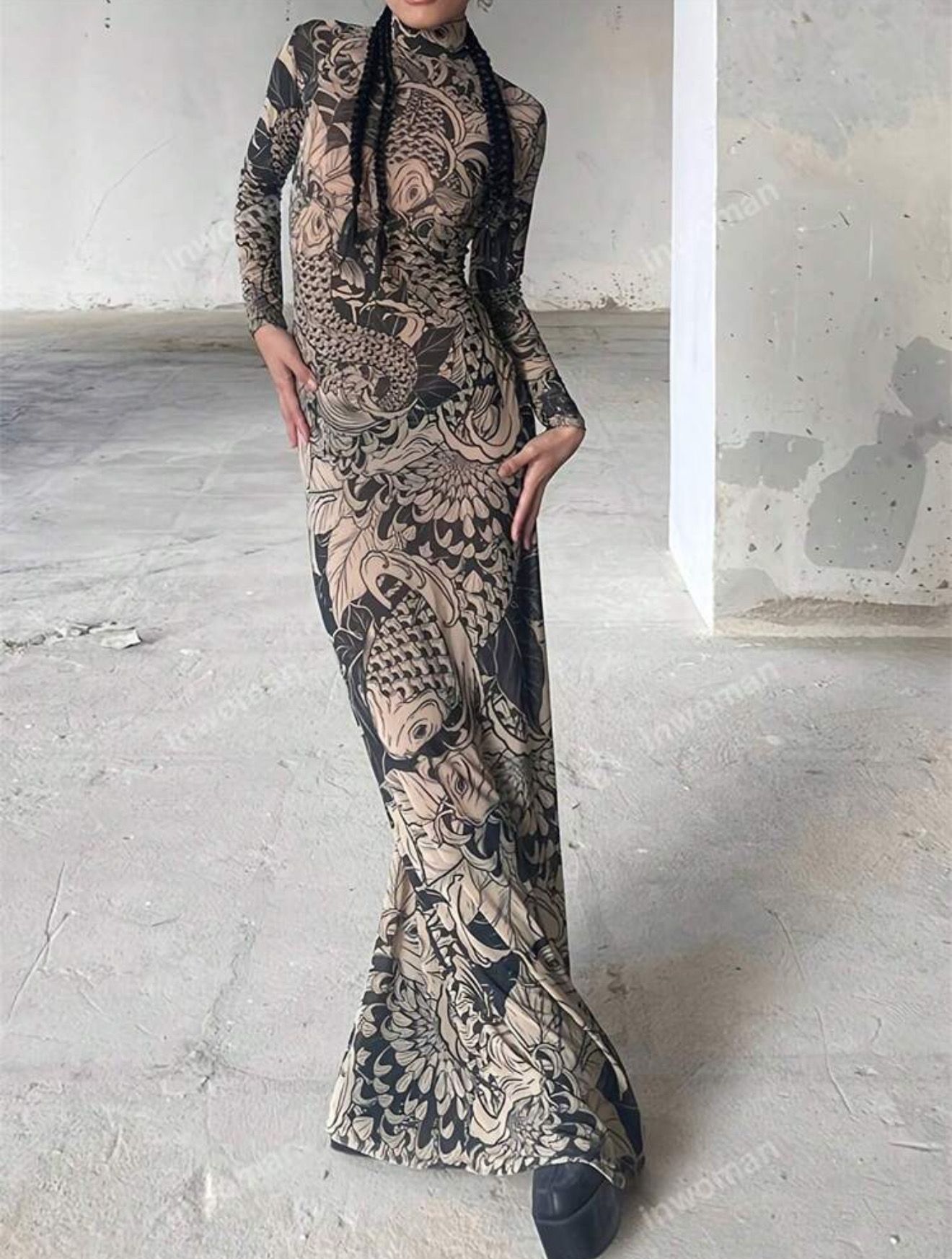 Mujer con vestido transparente con estampado de tatuaje floral negro, de pie en el interior.