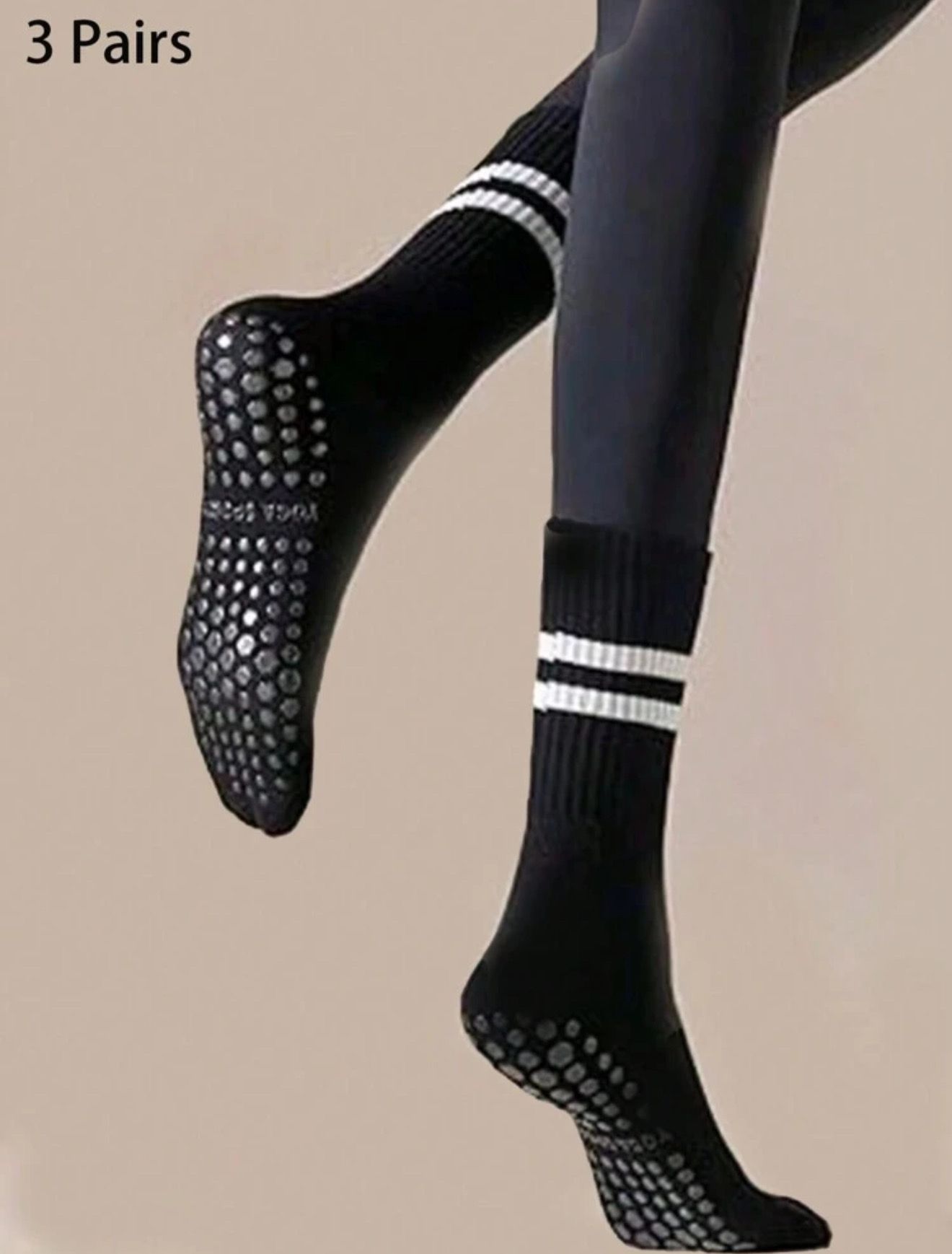 Persona embarazada haciendo ejercicio con mancuernas, sentada sobre una pelota de ejercicio rosa; ropa deportiva blanca.