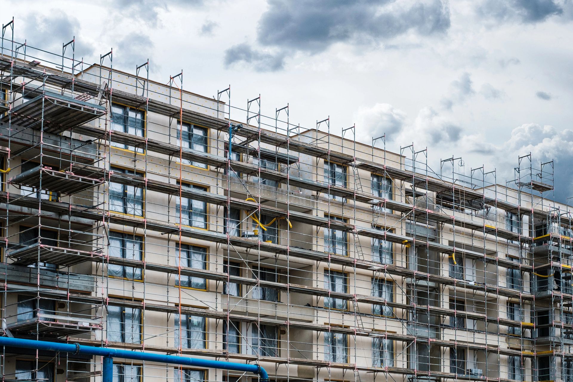Montaggio e smontaggio di ponteggi in cantiere