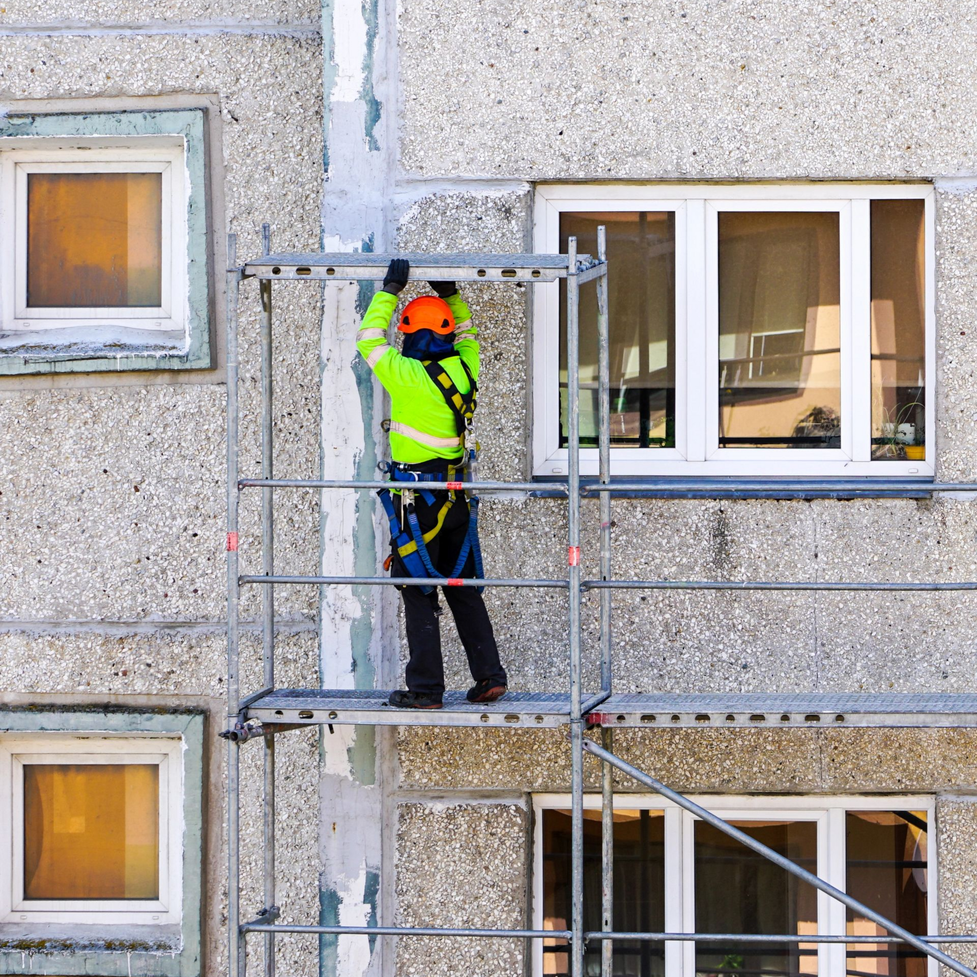 Montaggio e smontaggio di ponteggi