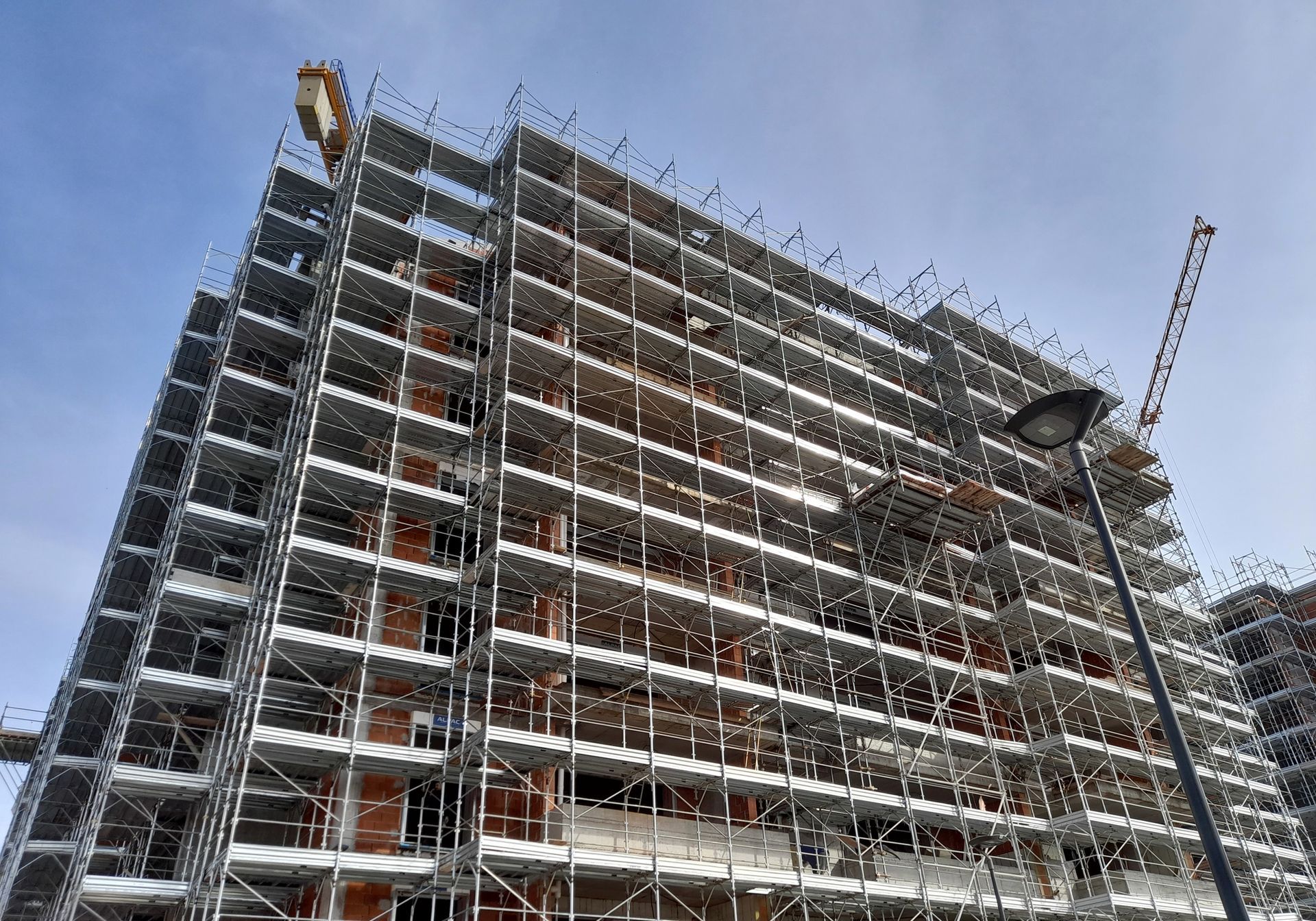 Montaggio di ponteggi in cantiere