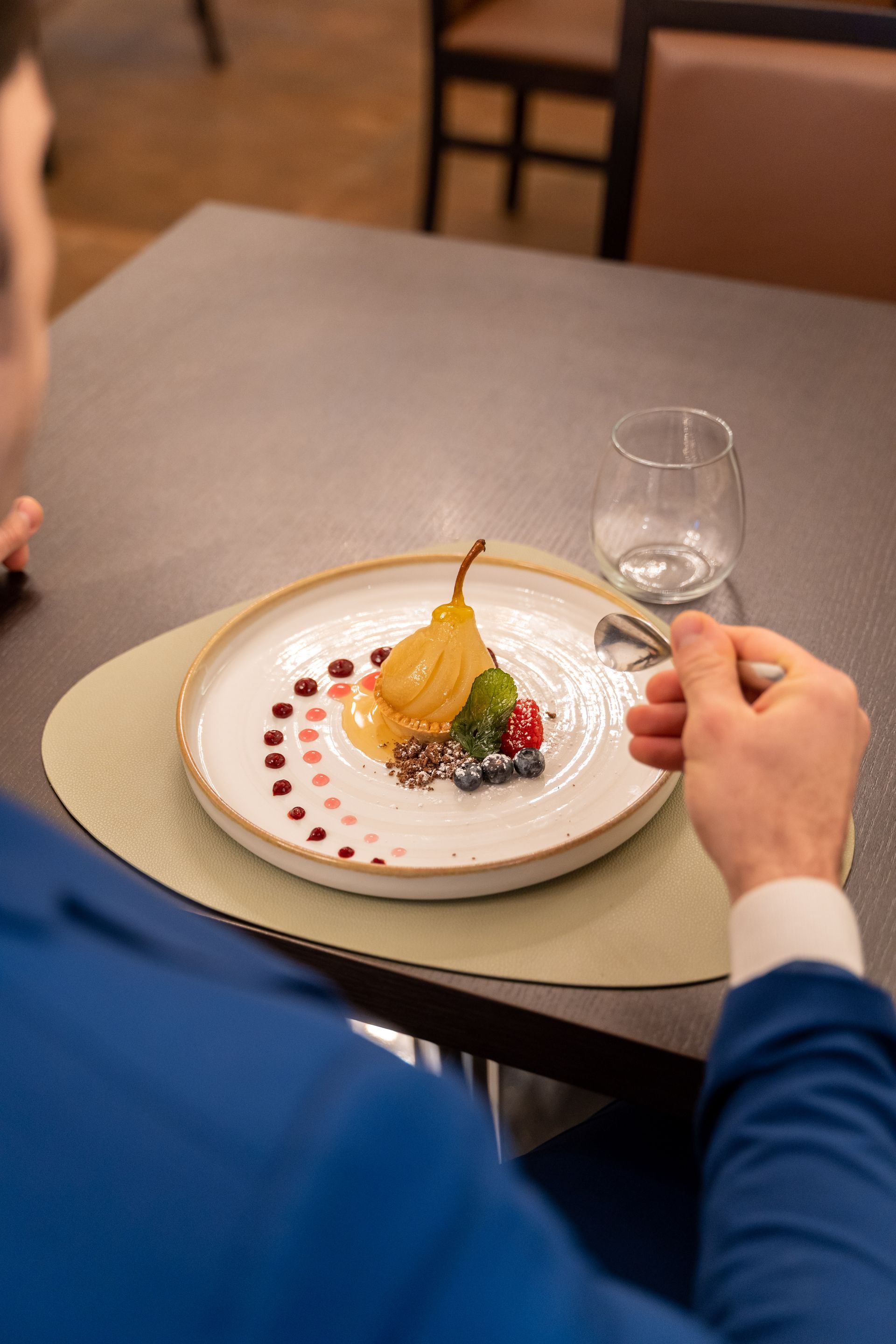 un piatto bianco con un pezzo di cibo su di esso e una forchetta .