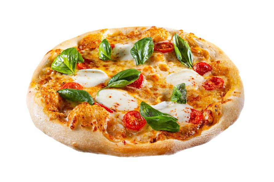 una pizza con formaggio , pomodori e basilico su sfondo bianco .