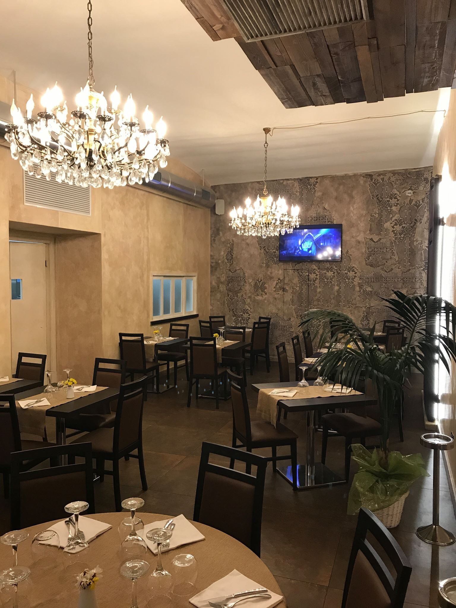 piatto con anelli di totano guarnito con fiore viola