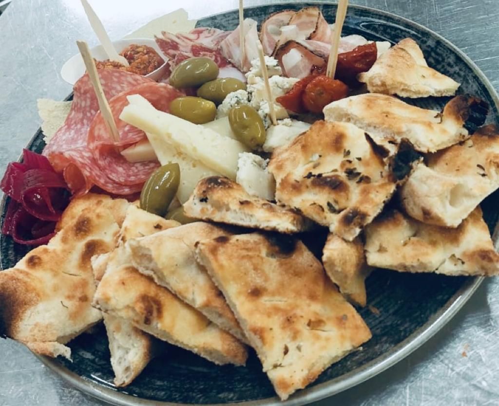 sala di un ristorante con soffitto in pietra e arredi shabby