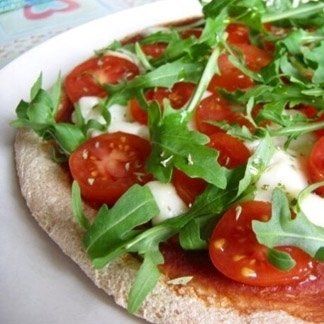 pizza con rucola e pomodorini