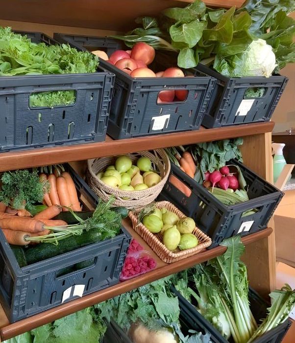 Uno scaffale pieno di frutta e verdura