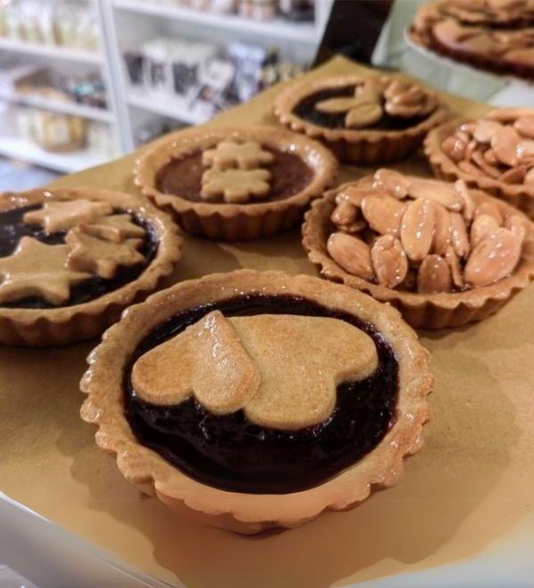 Un mucchio di crostate al cioccolato con sopra un biscotto a forma di cuore