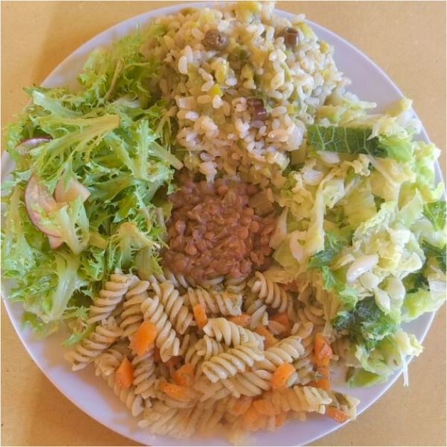 Un piatto di insalata di pasta e riso su un tavolo