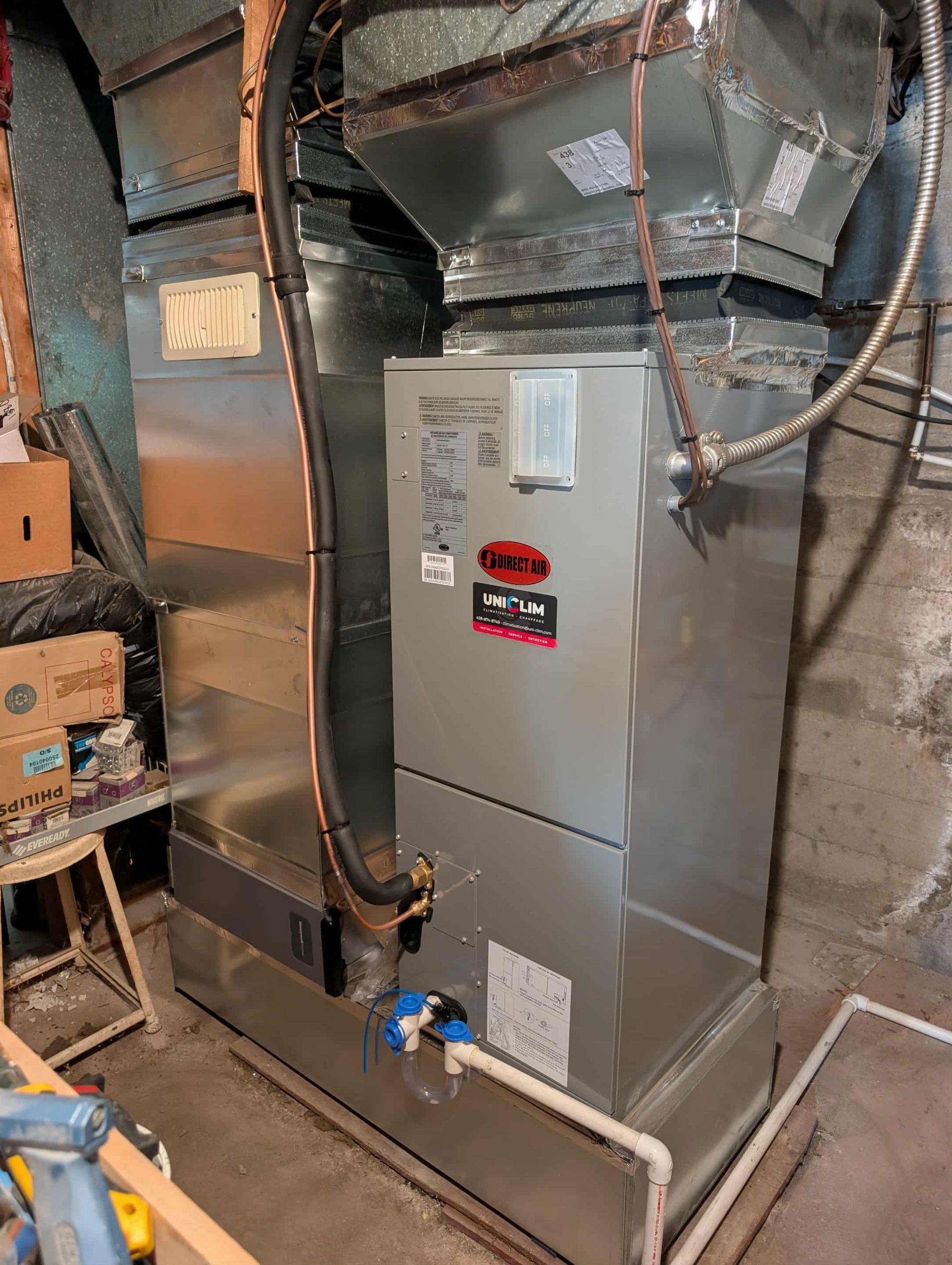 Un four à argent dans un sous-sol avec conduits et tuyaux.