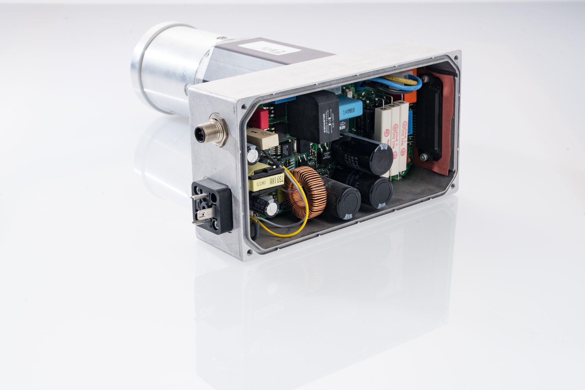 Öffnen Sie ein Industrieelektronikgerät mit Zylinder und Kasten, sodass Leiterplatten und Komponenten freigelegt sind.