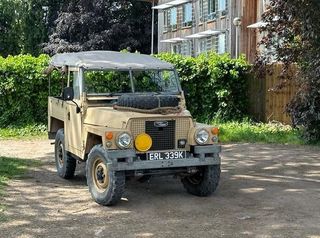 Land rover Lightweight parked in the sun