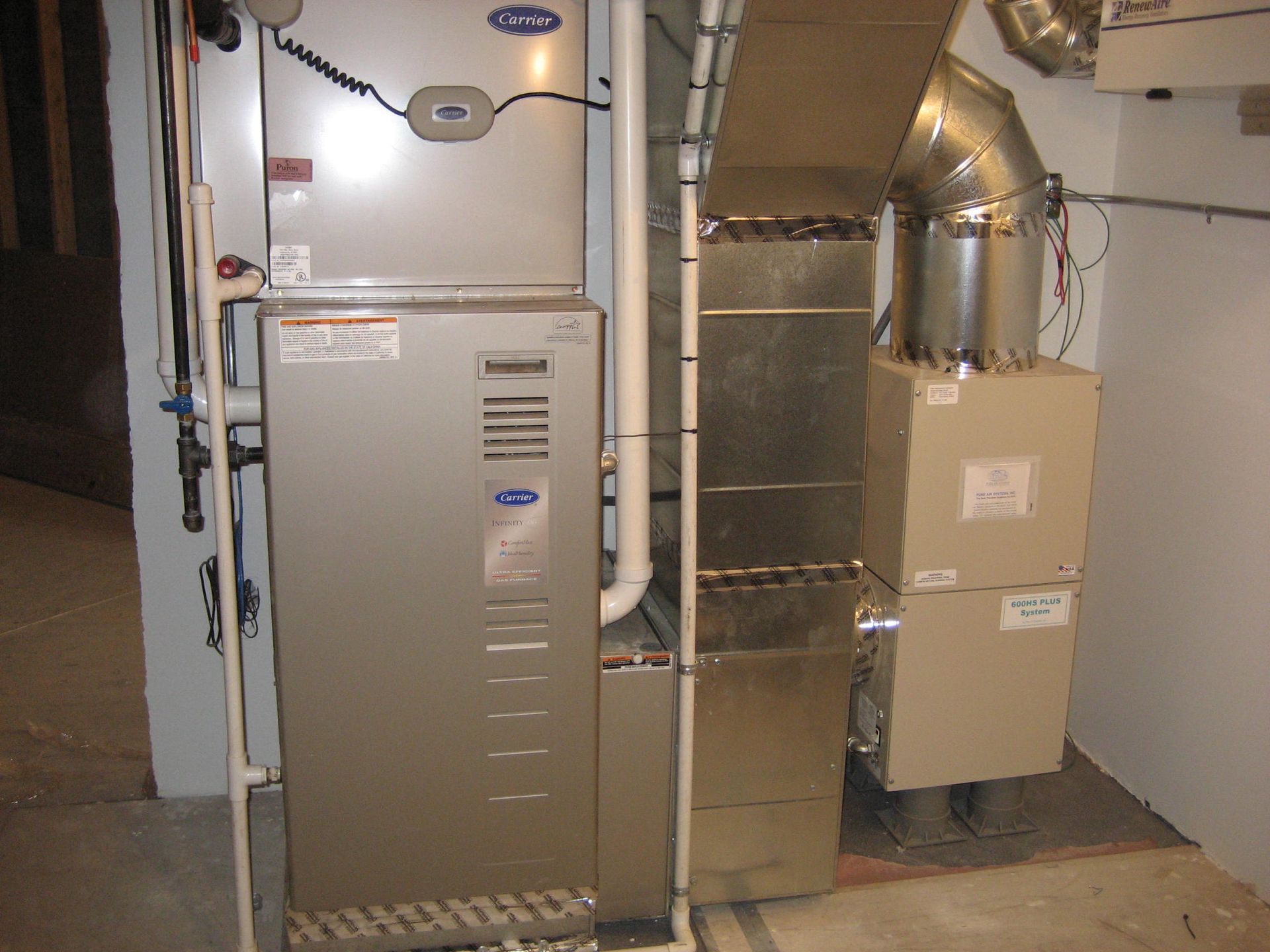 An air conditioner with the word carrier on it