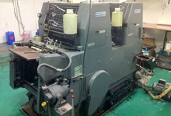 Una máquina está sentada sobre un suelo verde en una habitación.img