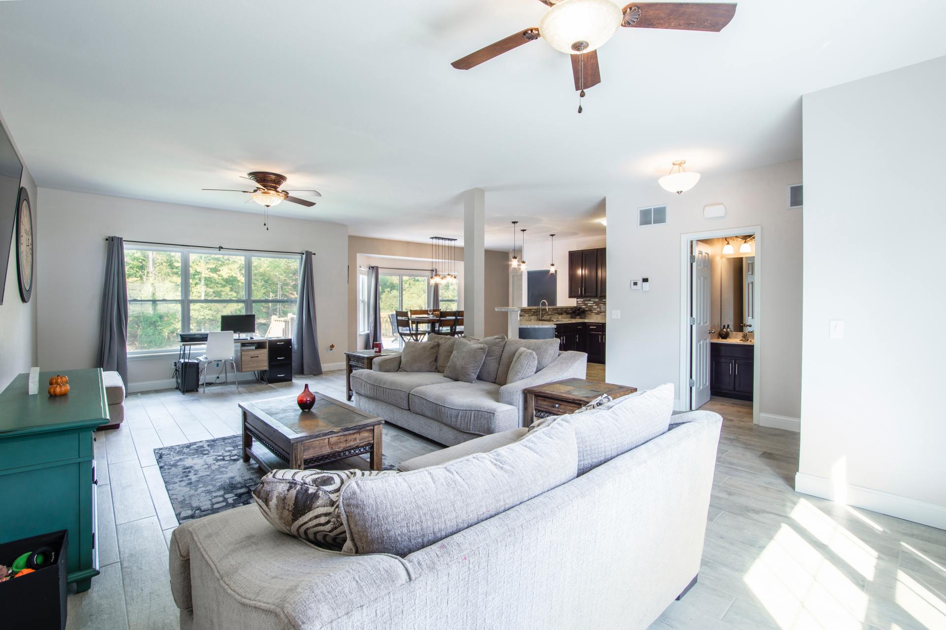 A living room filled with furniture and a ceiling fan.