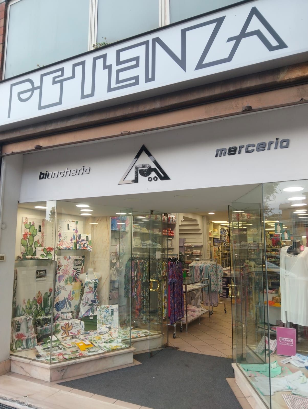 negozio di biancheria, merceria e accessori moda