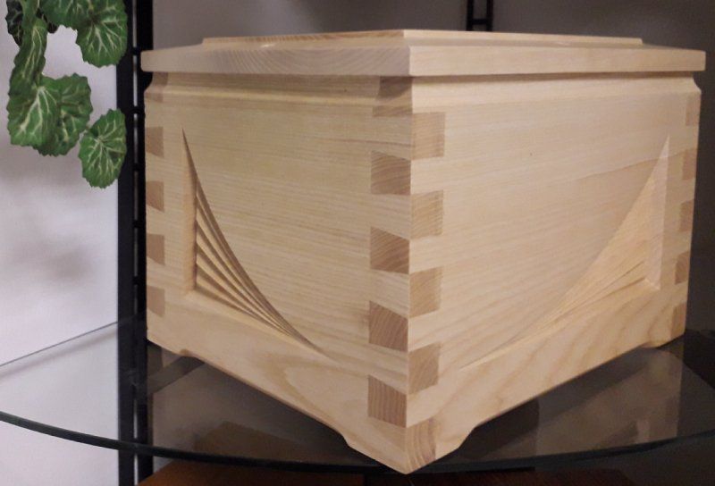 cassa funebre in legno lavorato artigianalmente