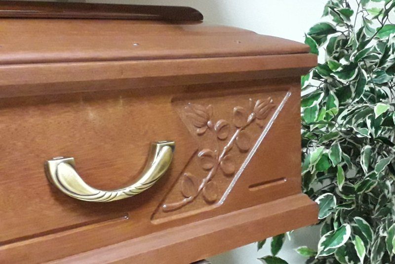 cassa funebre in legno intagliato