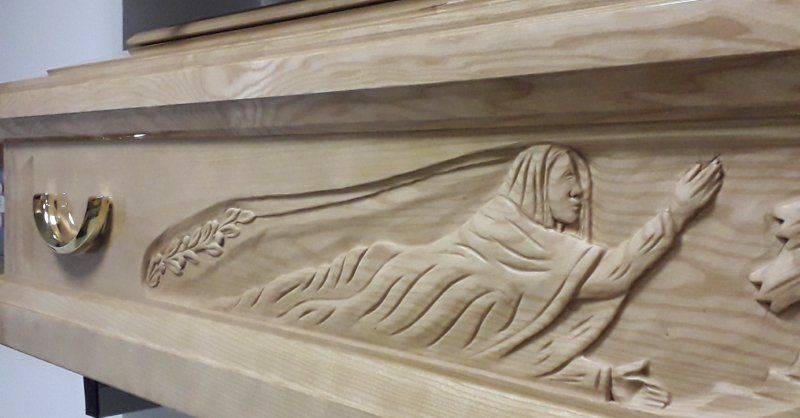 cassa funebre in legno intagliato artigianalmente