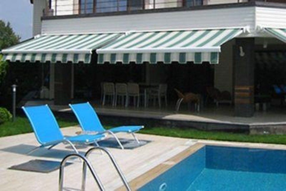 Tenda a bracci estensibili e piscina