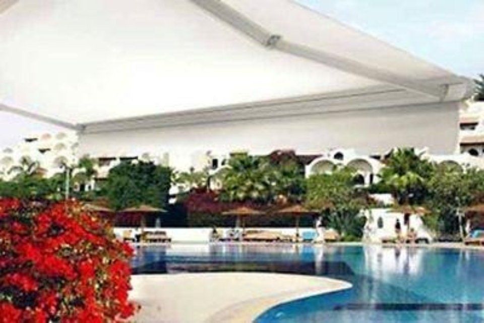 Tenda a bracci e piscina